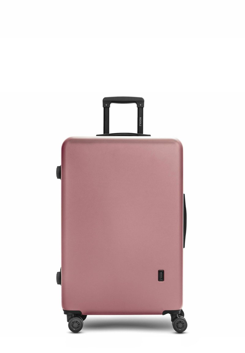Gran maleta rígida rectangular rosa con cuatro ruedas y un mango telescópico negro extensible.