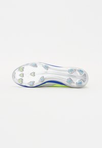 Crampon de fotbal cu o talpă transparentă, accentuată cu albastru și verde neon, proiectată pentru aderență cu multiple configurații de cuie.