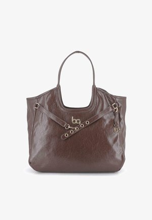 Bolso tote de cuero marrón oscuro con asas dobles, cinturón decorativo con ojales dorados y logo de la marca dorado en el frente.
