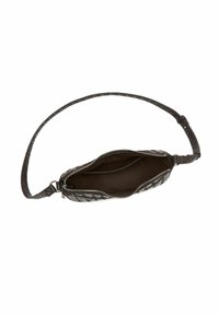 Tkaná kožená kabelka přes rameno v tmavě hnědé barvě se zipovým uzávěrem a nastavitelným popruhem; prostorný interiér obsahuje plochou kapsu.