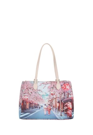 Borsa con manici beige, che presenta una scena di strada con due persone in kimono che camminano sotto fiori di ciliegio e lanterne di carta rosse.
