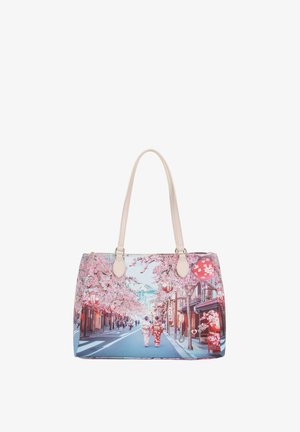Borsa con manici beige, che presenta una scena di strada con due persone in kimono che camminano sotto fiori di ciliegio e lanterne di carta rosse.