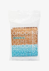 Selbstbräunungsprodukt in einer transparenten Tasche, ausgestattet mit goldener und blauer Verpackung und weißem Text. Enthält mehrere einzelne Anwendungsbeutel.