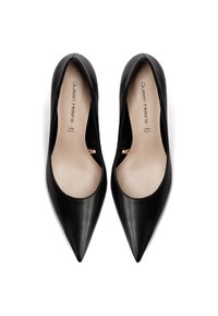 Tacchi alti in pelle nera con design a punta, caratterizzati da una texture liscia e un sottile rivestimento interno. Nome del marchio "Queen Helena" visibile.