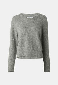 Pull gris en maille avec un col rond, des manches raglan longues et un ourlet court. Caractéristiques d'une finition douce et texturée.