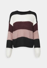 Pruhovaný pletený svetr v černé, bílé, burgundské a lososové barvě; má kulatý výstřih a dlouhé rukávy s žebrovanou texturou a lemy.