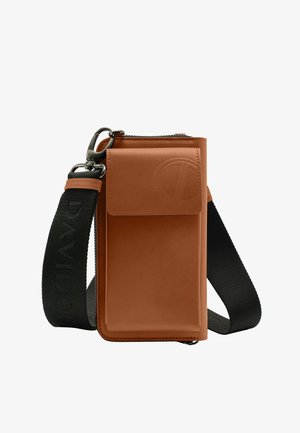 Braune Leder-Crossbody-Tasche mit einem Reißverschluss, vorderer Klappe und schwarzem verstellbarem Tragegurt mit geprägt Branding. Glatte Textur und minimalistisches Design.
