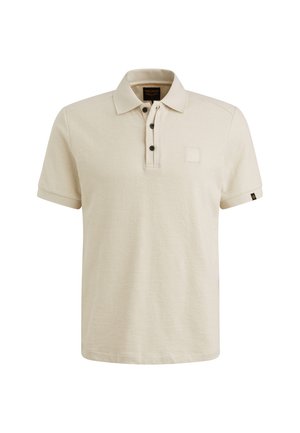 Beige polo tričko vyrobené z texturované tkaniny. Má plochý límec, knoflíkovou légu na tři knoflíky a čtvercovou kapsu na hrudi.