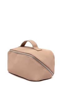 Béžová taška so zipsom, obdĺžnikový tvar, hladká textúra a s rúčkou navrchu pre jednoduché prenášanie.