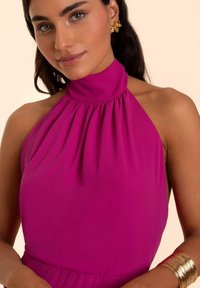 THE-ARE LARGO CON ABERTURA Y CUELLO HALTER - Robe longue - pink