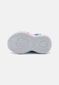 Skechers Schuhsohle aus weißem, nicht abfärbendem Gummi mit Wolken- und Herzmustern, in Blau, Rosa und lila Akzenten.