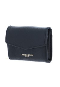 Portefeuille en cuir noir texturé avec un rabat de style enveloppe, arborant le logo doré "LANCASTER PARIS" à l'avant et un design compact.