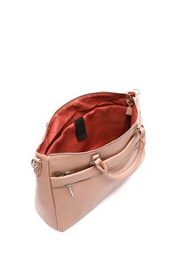 Ružičasta kožna torba s patentnim zatvaračem, glatke teksture, s dva ručka i unutarnjim crvenim postavom. Ima vanjski džep s patentnim zatvaračem.