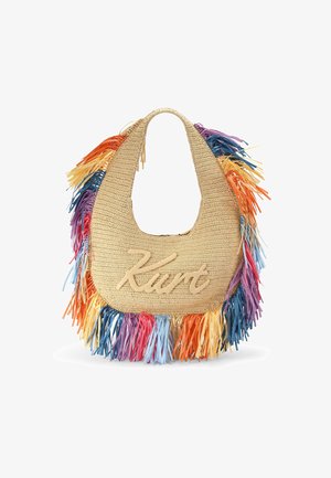 Borsa intrecciata beige con manico arrotondato, bordatura a frange colorate in arancione, giallo, blu, viola e scritta "Kurt" in corsivo sulla parte anteriore.