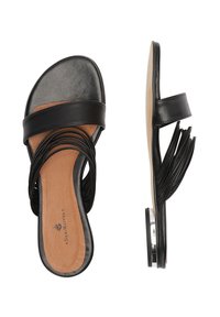 Zwarte leren sandalen met kruisbandontwerp, bruine binnenzool, getextureerde accenten, platte zool en metallic details op de hiel.