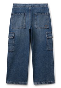 Džínové cargo kalhoty v tmavě modré barvě se střihy rovného nohavice, dvěma velkými zadními kapsami a dvěma bočními kapsami. Obsahují viditelné švy a detail loga.