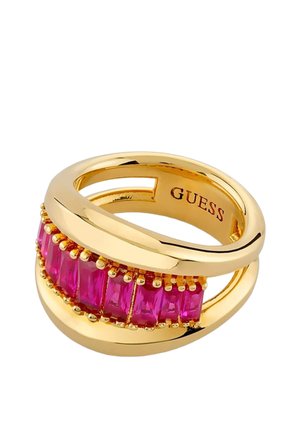 Guld-farvet Guess ring med en række rektangulære pink ædelsten sat i midterbåndet.