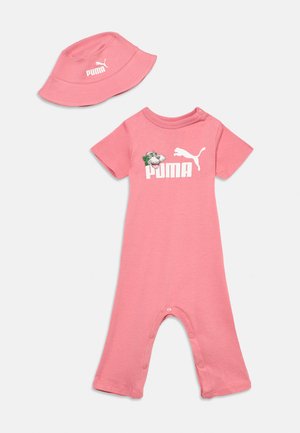 Rozā bērnu kombinezons un saskaņota bucket cepure, abi ar baltu Puma logo un ziedu detaļām kombinezona priekšpusē.