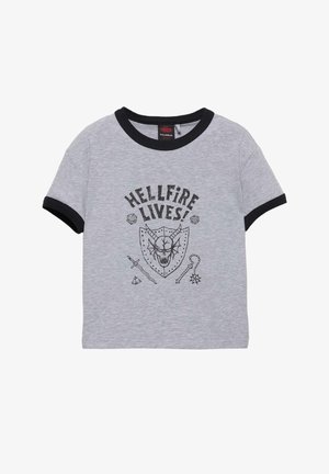 Szara koszulka z krótkim rękawem z czarnymi detalami na kołnierzu i rękawach. Zawiera napis "HELLFIRE LIVES!" oraz grafikę z czaszką i tarczą.