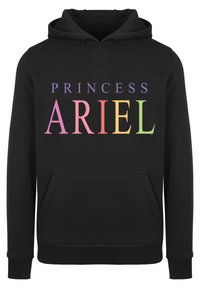 Čierna mikina s kapucňou a predným vreckom. Text "PRINCESS ARIEL" je zobrazený v pastelových farbách a ponúka priestranný, ležérny dizajn.