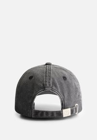 Grijze pet met een gebogen klep, textuur van stof, verstelbare band aan de achterkant met een metalen accent en ventilatiegaatjes aan de zijkanten.