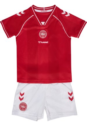Rød fodboldtrøje med korte ærmer med hvid kant og logoer, kombineret med hvide shorts med røde chevrons og holdemblemer.