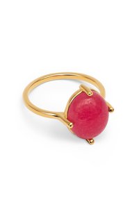 Anillo chapado en oro con una gran piedra rosa redonda, con cuatro garras y una superficie lisa y brillante. Diseño de banda simple, minimalista.