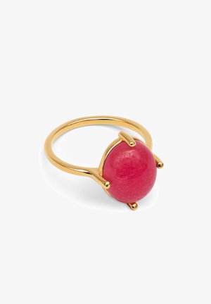 Goldfarbener Ring mit einem großen runden rosa Stein, der vier Krappen aufweist und eine glatte, glänzende Oberfläche hat. Einfaches Banddesign, minimalistisch.