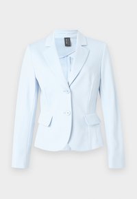 Blazer entallado azul claro con solapas con muesca, dos bolsillos delanteros, dos botones y una textura suave. Interior forrado con un diseño minimalista.