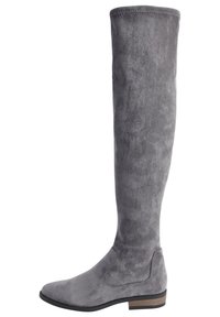 Stivali grigi in suede sopra il ginocchio con suola piatta, punta rotonda e dettagli di cucitura sottili. Tessuto liscio e accenti minimi.