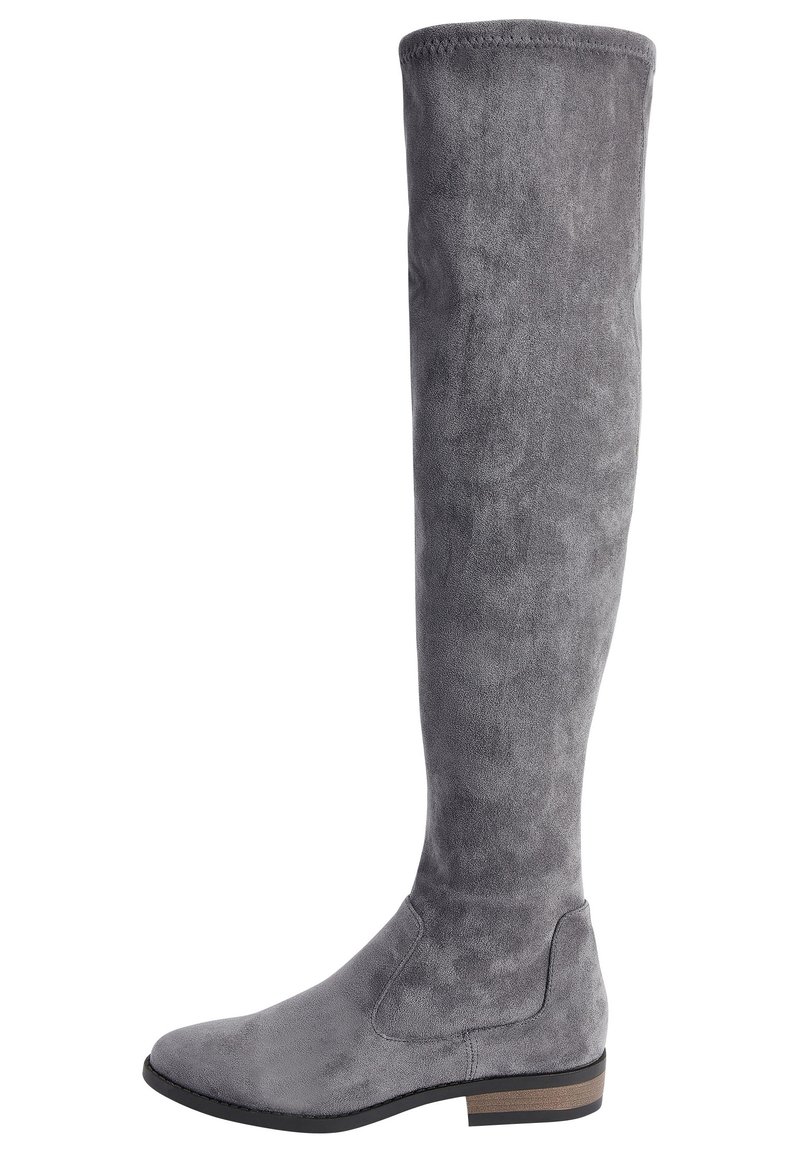 Stivali grigi in suede sopra il ginocchio con suola piatta, punta rotonda e dettagli di cucitura sottili. Tessuto liscio e accenti minimi.