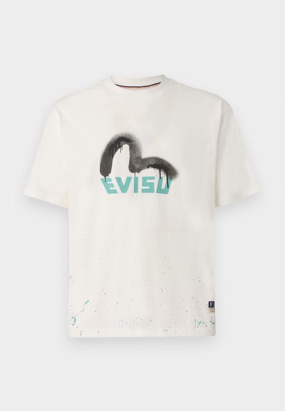 T-shirt en coton blanc avec le logo "Evisu" en spray peinture noire et turquoise, et des éclaboussures en bas. Design col rond.