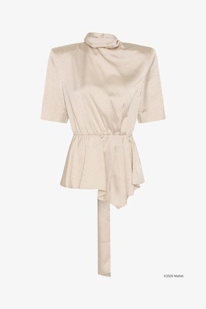 Κρέμ μπλούζα με κοντά μανίκια, με σούρα στη μέση, ασύμμετρο ρέον στρίφωμα και λεπτομέρεια με ψηλό γιακά.