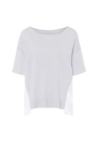 Haut gris clair à manches courtes avec une coupe décontractée, présentant un devant en tricot texturé et des panneaux latéraux blancs contrastants. Encolure arrondie.