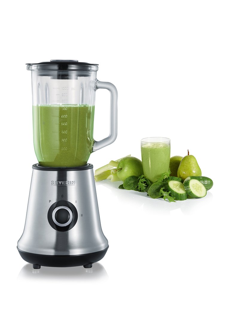 Silberner Edelstahlmixer mit klarem Behälter, der einen grünen Smoothie enthält, ausgestattet mit einem Steuerknopf und Messmarkierungen, neben einem Glas und Früchten.