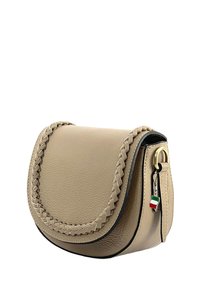 Beige Leder-Crossbody-Tasche mit geflochtenen Details und goldenen Beschlägen. Sie verfügt über einen geschwungenen Klappenverschluss und einen Charm in Form der italienischen Flagge.