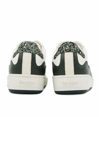 Baskets texturées blanches et noires avec un talon à paillettes, présentant une pointe lisse et un logo au niveau du talon. Semelle en caoutchouc pour une meilleure adhérence.