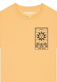 Geel katoen t-shirt met een zwarte grafische print van een zon en bloemen binnen een rechthoekige rand, label bij de halslijn, ronde hals ontwerp.