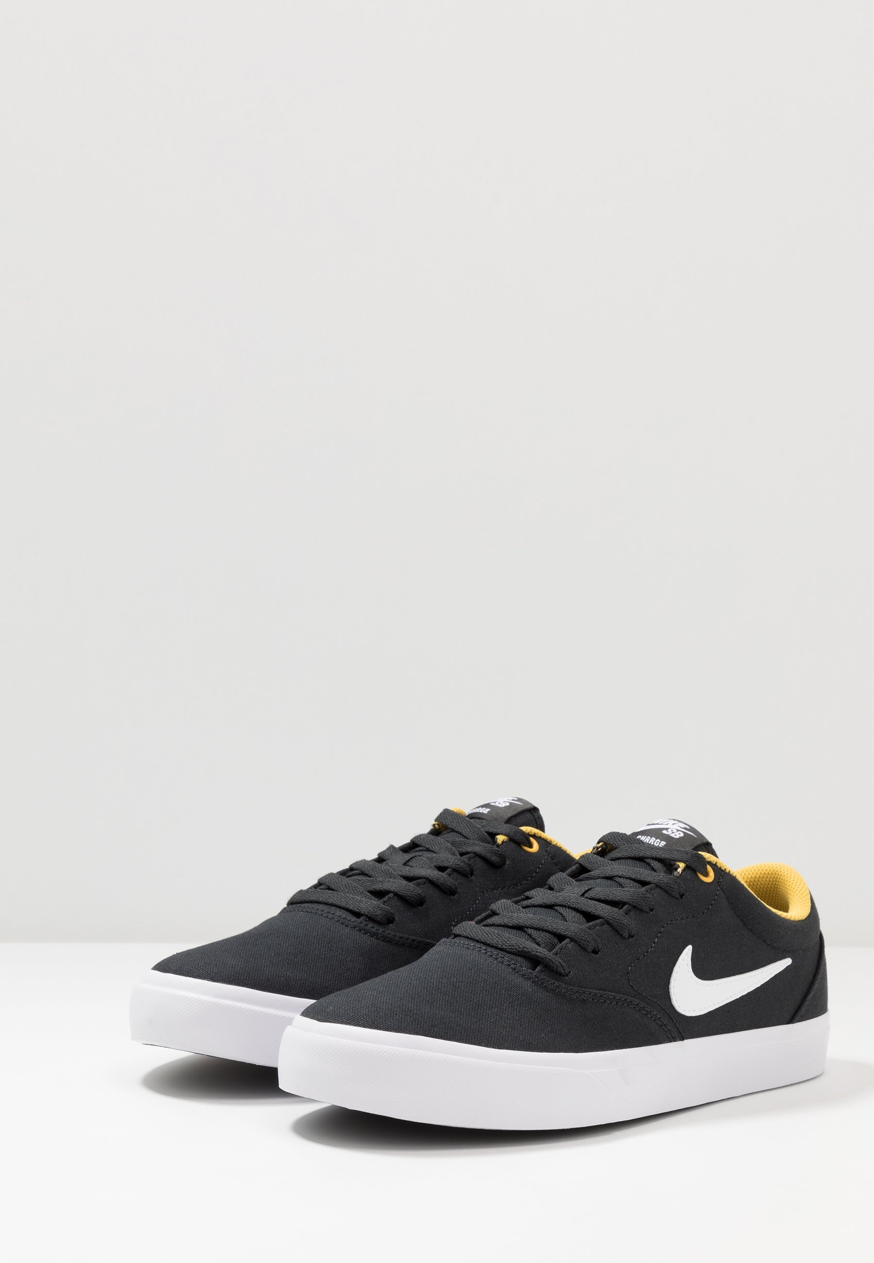 Nike SB CHARGE - Sneakers laag - off noir/white/solar flare/black/Zwart -  Zalando.nl