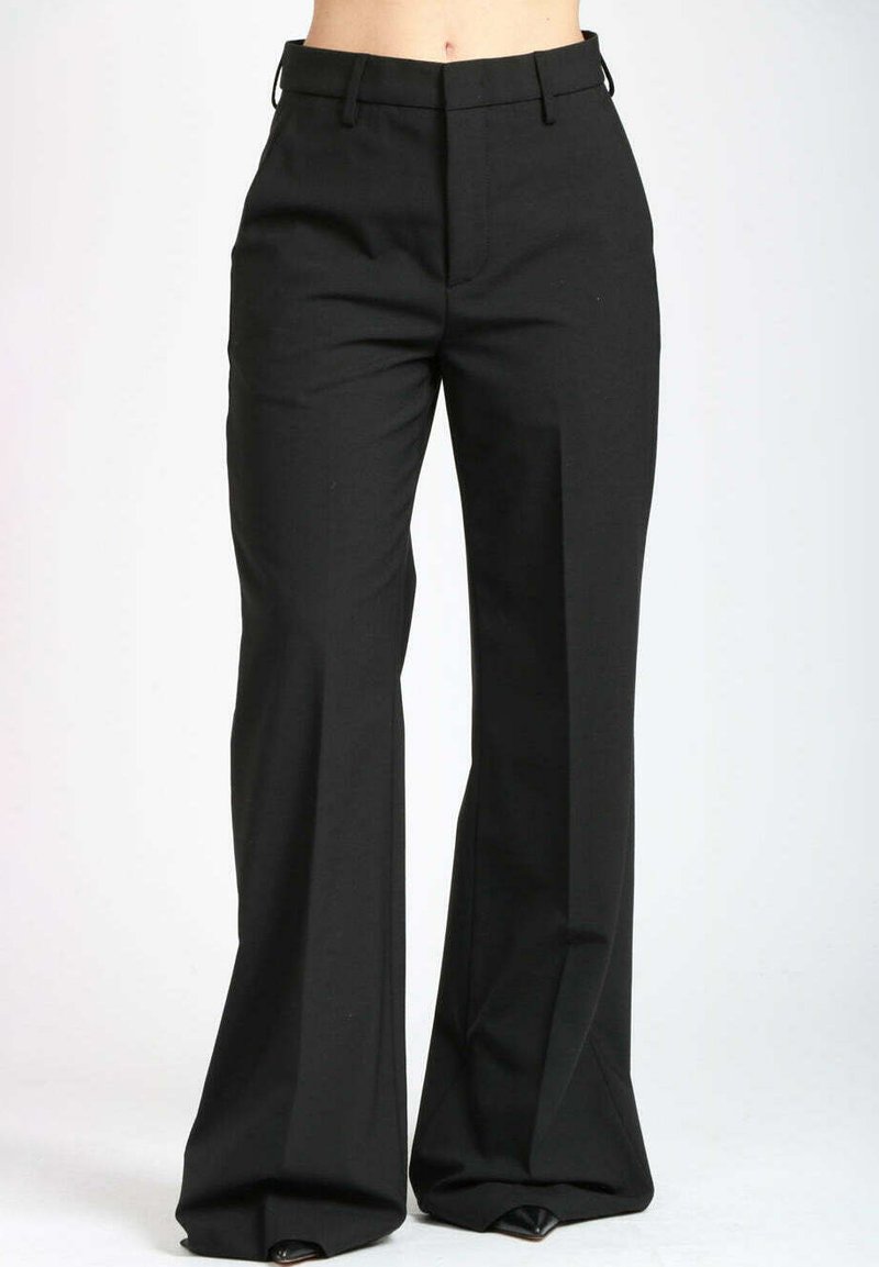 Pantaloni neri a palazzo realizzati in tessuto liscio con vita alta, due tasche frontali e una piega centrale su ciascuna gamba.