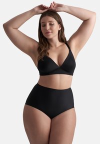 Set di lingerie nera composto da un reggiseno triangolare con spalline regolabili e slip a vita alta, realizzato in morbido materiale elasticizzato.