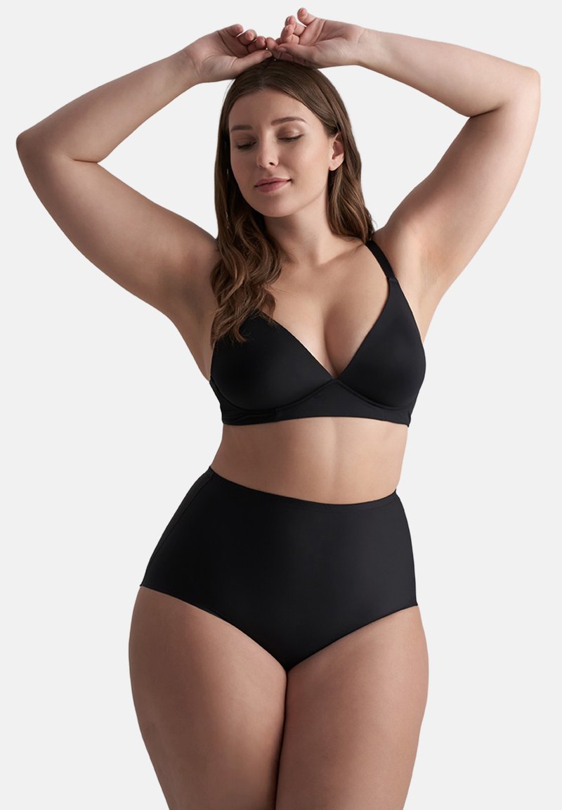 Set di lingerie nera composto da un reggiseno triangolare con spalline regolabili e slip a vita alta, realizzato in morbido materiale elasticizzato.