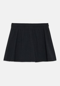 Μαύρη ριμπ φούστα μίνι με ελαστική μέση, που διαθέτει φαρδιά σχεδίαση και λεπτή υφή σε όλη την επιφάνεια. Χωρίς εμφανή σχέδια ή μεταλλικά στοιχεία.