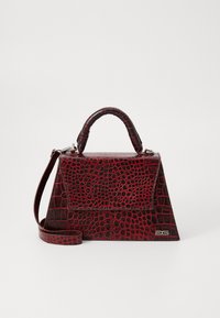 Borsa rossa con stampa a croco, dalla forma strutturata, dotata di manico superiore, tracolla rimovibile e dettaglio con logo in metallo.
