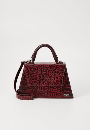 Borsa rossa con stampa a croco, dalla forma strutturata, dotata di manico superiore, tracolla rimovibile e dettaglio con logo in metallo.