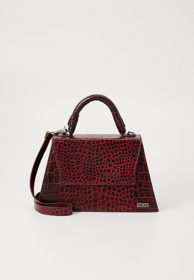 Borsa rossa con stampa a croco, dalla forma strutturata, dotata di manico superiore, tracolla rimovibile e dettaglio con logo in metallo.