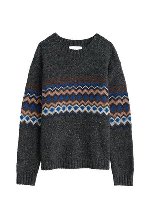 Suéter de punto gris oscuro con patrones multicolores de zigzag y diamantes en azul, marrón y blanco a lo largo del pecho y las mangas.