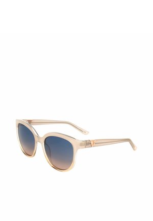 Occhiali da sole beige a forma di occhio di gatto con lenti sfumate blu e piccolo logo triangolare dorato sulle asticelle.