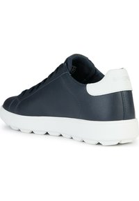Sneaker in pelle blu con accento bianco, superficie liscia, design a basso profilo, punta arrotondata e suola in gomma con scanalature multiple per una migliore aderenza.