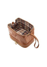 Borsa in pelle marrone con chiusura a cerniera, dotata di una fodera a quadri nei toni del marrone, blu navy e crema, insieme a una maniglia laterale per un facile trasporto.